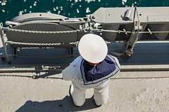 77-летняя россиянка выкупила у террористов британского морского офицера