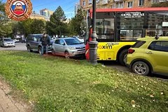 В Хабаровске автобус без водителя покатился и протаранил три автомобиля