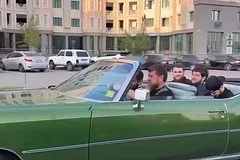 Кадыров после рекордной победы проехал по Грозному на винтажном Cadillac
