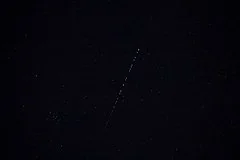 Загадочная цепочка светящихся объектов пронеслась в небе над Подмосковьем