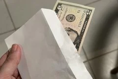 Загадочный конверт с деньгами у порога вызвал бурные дискуссии в сети