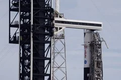 Загадочный объект над Землей во время запуска корабля SpaceX вызвал споры