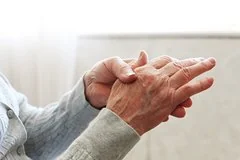 Как избежать появления специфического запаха тела после сорока лет