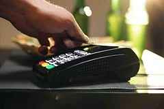 Банковские карты остаются лидером платежей при растущем спросе на наличные