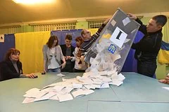 Западные политики обвиняют Зеленского в использовании войны для сохранения власти