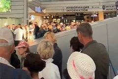 Пассажиры аэропорта Сочи вынуждены ночевать на полу из-за закрытия неба