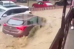 Масштабное наводнение в Сочи: улицы города превратились в бушующие реки