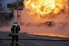 Масштабный пожар в складском здании Святошинского района Киева после атаки