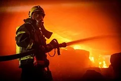 Массированная атака беспилотников вызвала серию мощных пожаров в нескольких регионах Украины