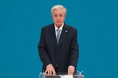 Касым-Жомарт Токаев поздравил Садыра Жапарова с Днем независимости Кыргызстана