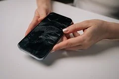 Разбитый экран смартфона: эксперты опровергли популярные мифы о домашнем ремонте