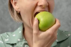 Ученые выяснили почему цельные фрукты полезнее соков для сердца