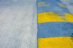 Недостроенная дорожная разметка в польском городе вызвала споры из-за ассоциаций с Украиной