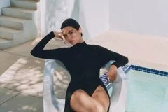 Кендалл Дженнер представила смелую рекламную кампанию для модного бренда Revolve