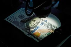Центробанк России скорректировал официальный курс доллара и евро в сторону снижения
