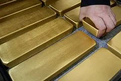 Цены на золото упали до двухнедельного минимума на фоне геополитической напряженности