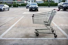 Необычная месть водителя на парковке магазина после удара тележкой
