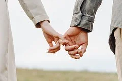 Необычный формат семьи: две подруги делят одного мужа и воспитывают детей