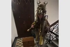 Неожиданный визит шамана с бубном в квартиру Ксении Собчак