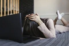 Переход на удаленный формат работы не дает права снижать зарплату сотрудникам