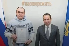 Героический поступок мурманских дорожных рабочих спас четырехлетнюю девочку из огня