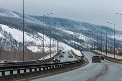 Первый снег засыпал трассу на подъезде к природному парку Ергаки