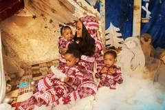 Певица Рианна представила трогательную рождественскую фотосессию вместе со своими детьми