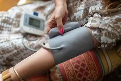 Невролог раскрыла простой способ снижения давления с помощью обычного полотенца