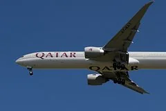 Агрессивные пассажиры угрожали оружием и напали на экипаж в самолете Qatar Airways