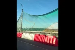 В Киеве начали устанавливать защитные сетки на ключевых мостах города