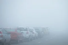 Сильный туман и плохая видимость на дорогах Москвы в понедельник