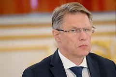 Министр здравоохранения Михаил Мурашко оказал экстренную медицинскую помощь пассажиру самолета