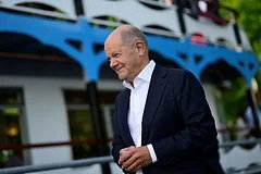 Дипломатия вина: как Макрон и Драги убедили Шольца поддержать Украину