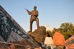 Китай призывает Японию отказаться от милитаризма после требований демонтировать памятник в России