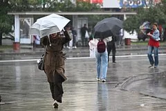 Жителей Москвы ожидает переменчивая погода с дождями и постепенным похолоданием
