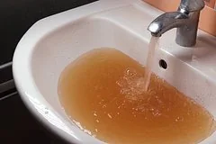 Жители центра Санкт-Петербурга столкнулись с подачей горячей воды цвета капучино