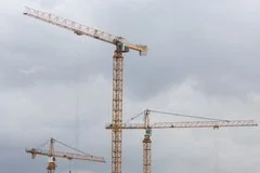 В Бийске обрушился башенный кран и сотрудники стройки напали на медиков