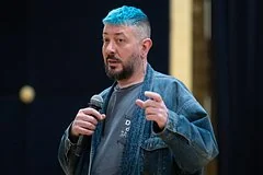 Дизайнер Артемий Лебедев представил идеальный инструмент для любителей вина
