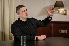 Скандал в Украине: бывший министр обороны выехал за границу с гостайной