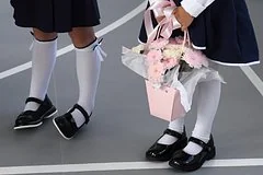Скандал в социальных сетях из-за вызывающих нарядов матерей на школьных линейках