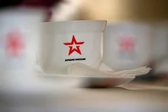 Скандальная кружка с российской символикой ушла на аукцион за тысячи евро