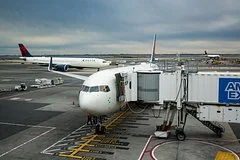 Скандальный инцидент Delta Air Lines: экипаж оставил пассажиров в аэропорту