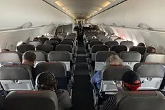 Скандальный инцидент на борту самолета American Airlines привел к задержанию пассажирки