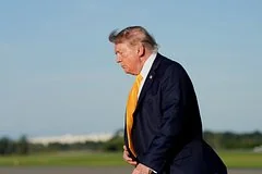 Эксцентричные заявления Дональда Трампа о Луне и смена имиджа на фоне падения рейтинга