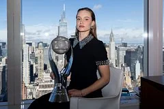 Елена Рыбакина отпраздновала статус первой ракетки мира эффектной фотосессией