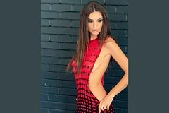 Эмили Ратаковски произвела фурор откровенным нарядом на премии MTV VMAs