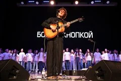 Инди-рок группа Бонд с кнопкой выпускает новые треки перед стадионными концертами