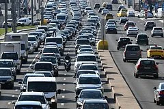 Внимание на дороги: московских водителей предупредили об опасности в День знаний