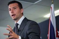Инцидент на ярмарке во Франции: в политика Жордана Барделлу бросили чеснок