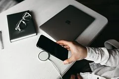 Почему смартфон быстро разряжается ночью: эксперты назвали главные причины